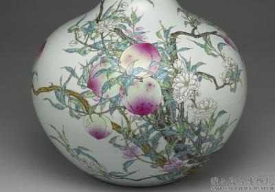 图片[3]-Celestial globe vase with polychrome decoration of peaches in fencai painted enmales, Qing dynasty, Qianlong reign (1736-1795)-China Archive